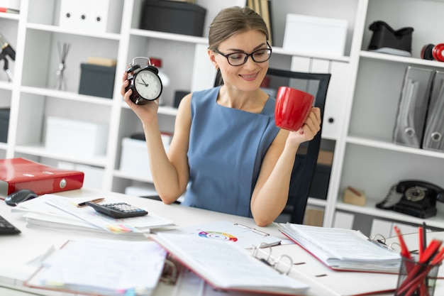 A person organizing their schedule with a planner and using a Pomodoro timer while working on a laptop, showcasing effective time management techniques for side hustles.